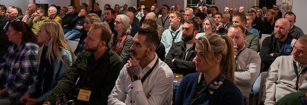 Landelijke Leermeesterdag zaal_gezichten naar voren_1024x350